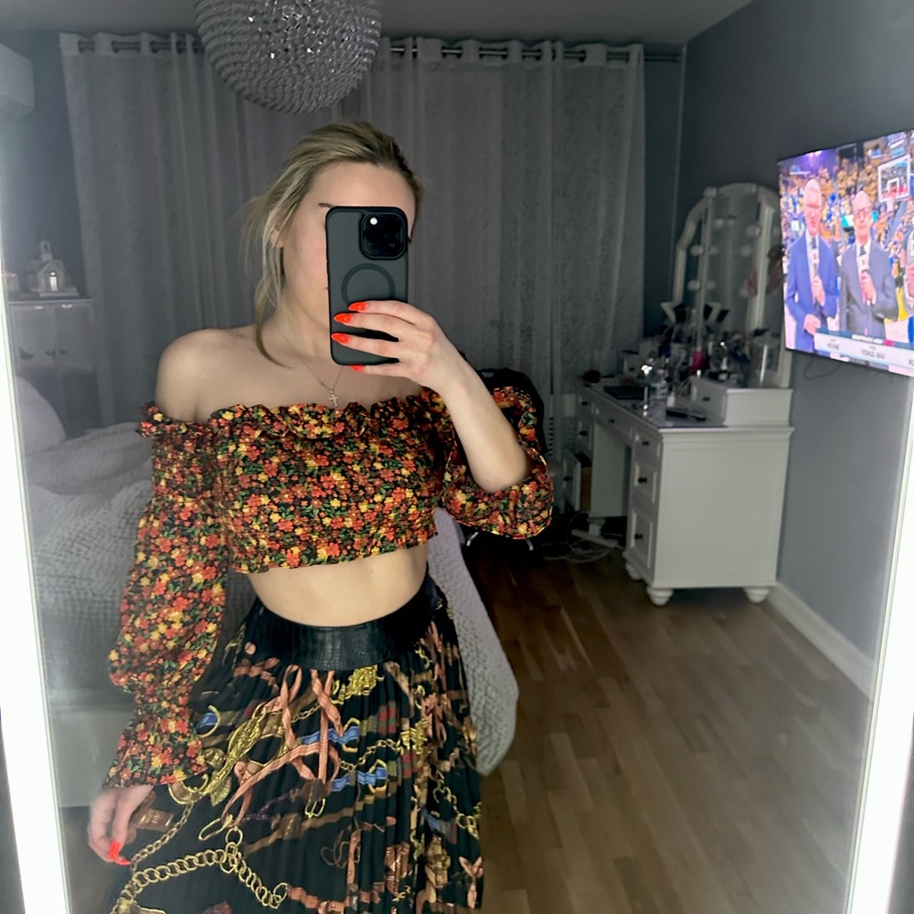 Off Shoulder Fall Floral Top Perfect Condition / Size Small